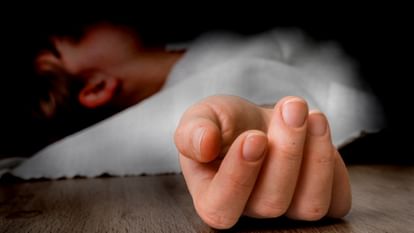 दिल्ली: अवैध संबंध के शक में पति ने की पत्नी की हत्या, शव को कमरे में किया बंद; दीवारों पर मिले खून के धब्बे Husband kills wife on suspicion of illicit relationship in Delhi