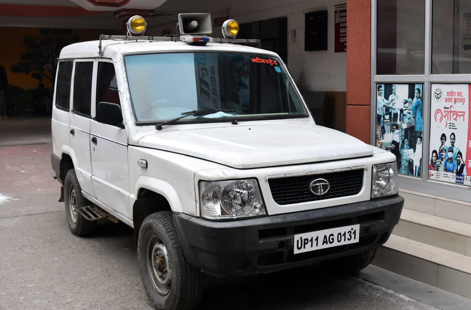 Government vehicles running without high security number plates