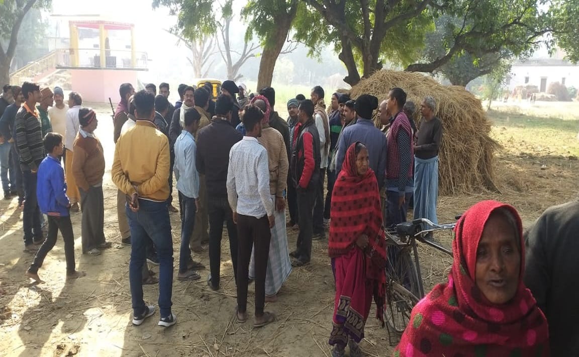 Police ran on information of kidnapping of children from four wheeler in chandauli