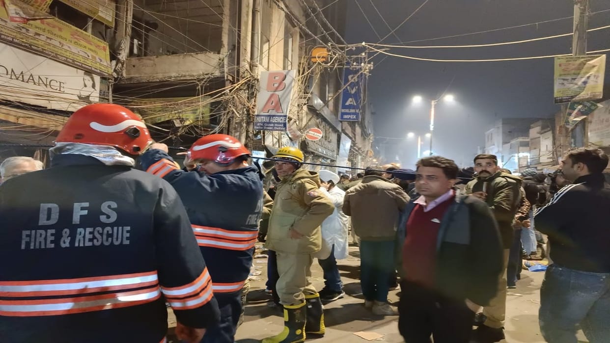 Fire broke out in Sadar Bazar area Lpg cylinder blast