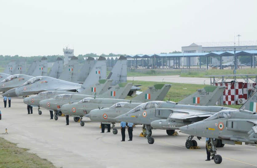 MP News: Nilgai blocking Rafale's path at Airforce base, preparing to catch it with African boma technique