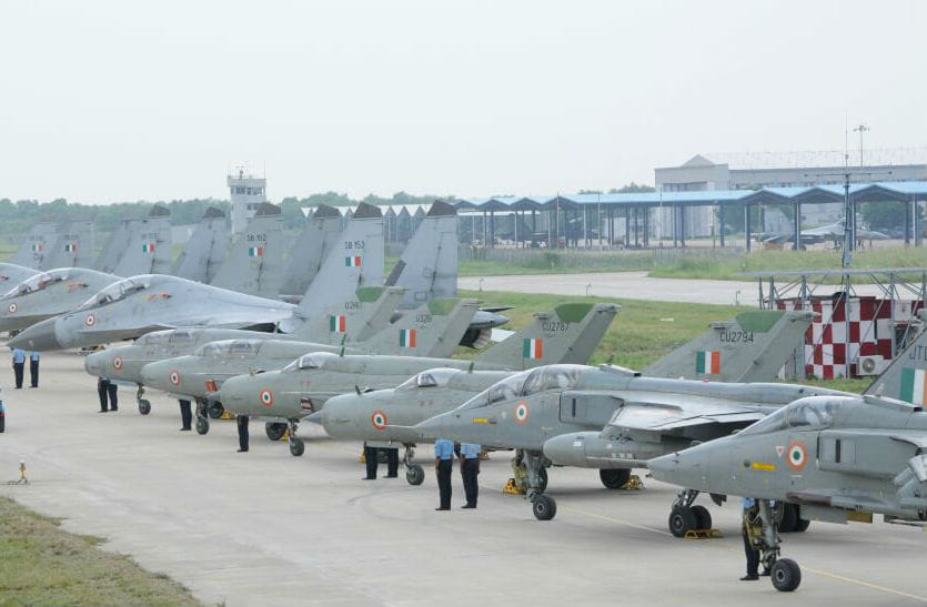 MP News: Nilgai blocking Rafale's path at Airforce base, preparing to catch it with African boma technique