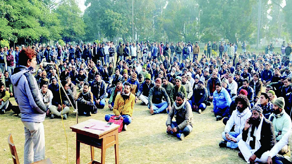AMU Temporary employees get happiness or disappointment on January 20
