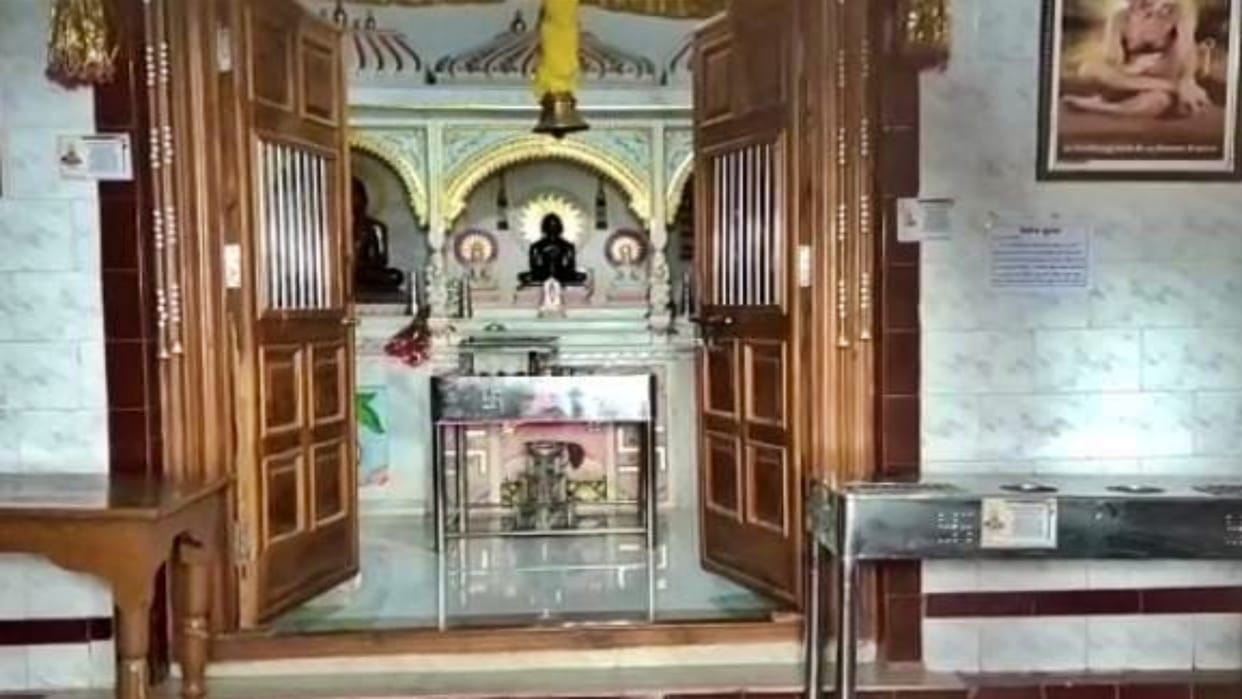 MP News Thieves took away three silver umbrellas and four idols from Jain temple Damoh