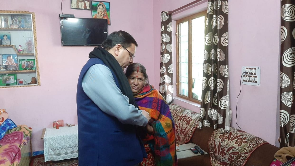 Joshimath Is Sinking Landslide Affected people cried in front of CM Dhami Uttarakhand news watch Photos