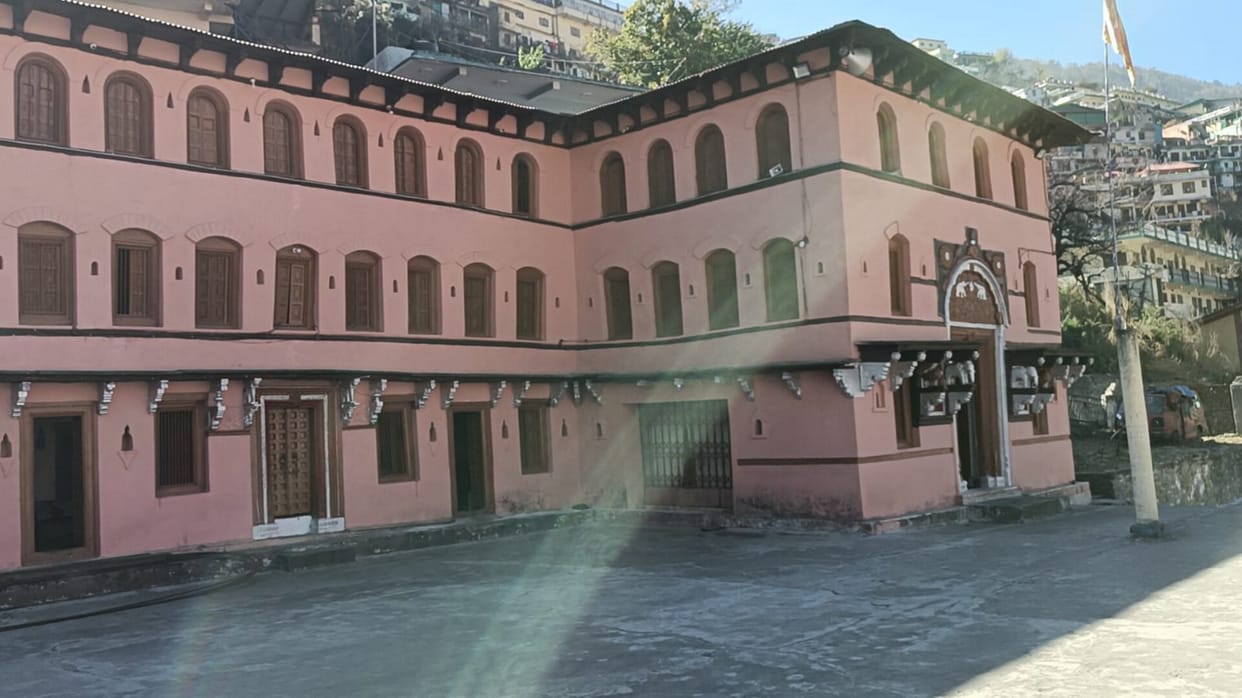 Joshimath Is Sinking Sadhus and Saints are  worried about cracks lying in Jyotirmath read more updates