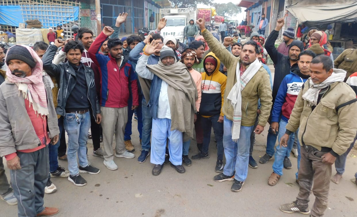 vegetable seller agitated against challan of vehicle