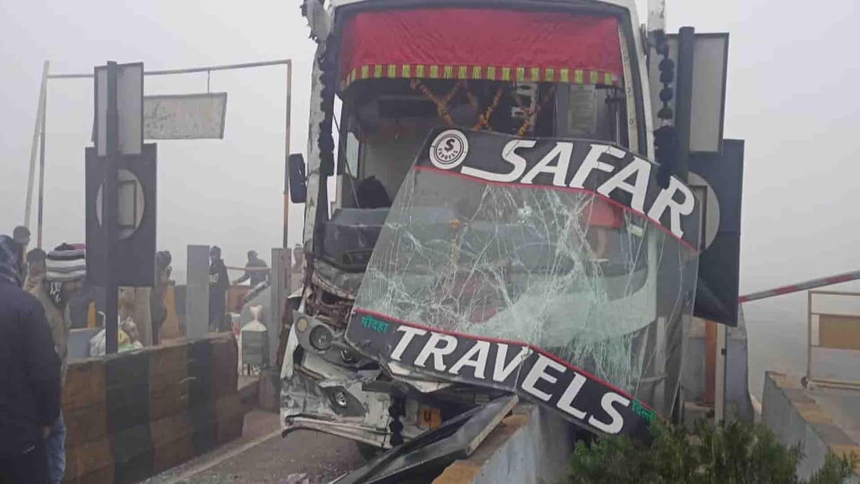 Auraiya: Tourist bus collided with divider due to fog, four injured