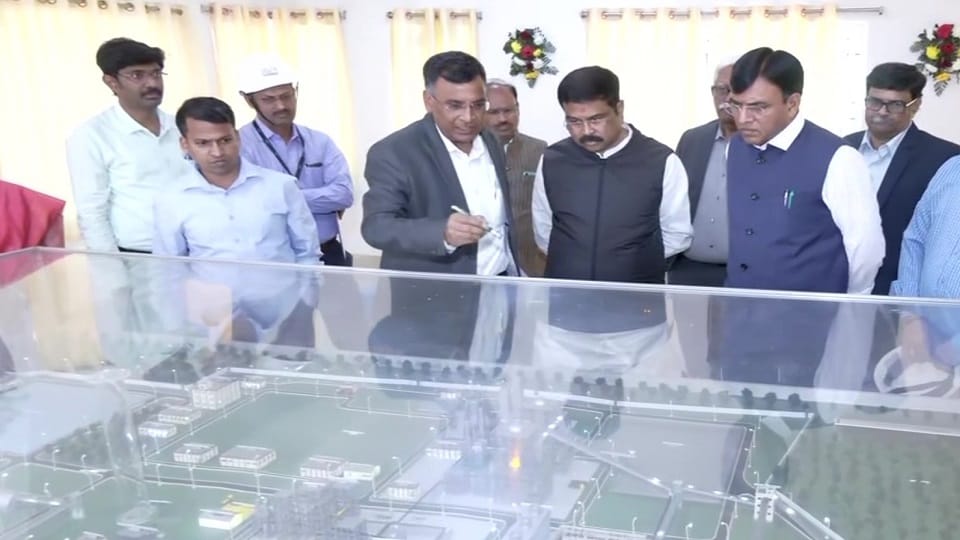 Union Ministers Mansukh Mandaviya and Dharmendra Pradhan visit fertilizer plants in Talcher Odisha