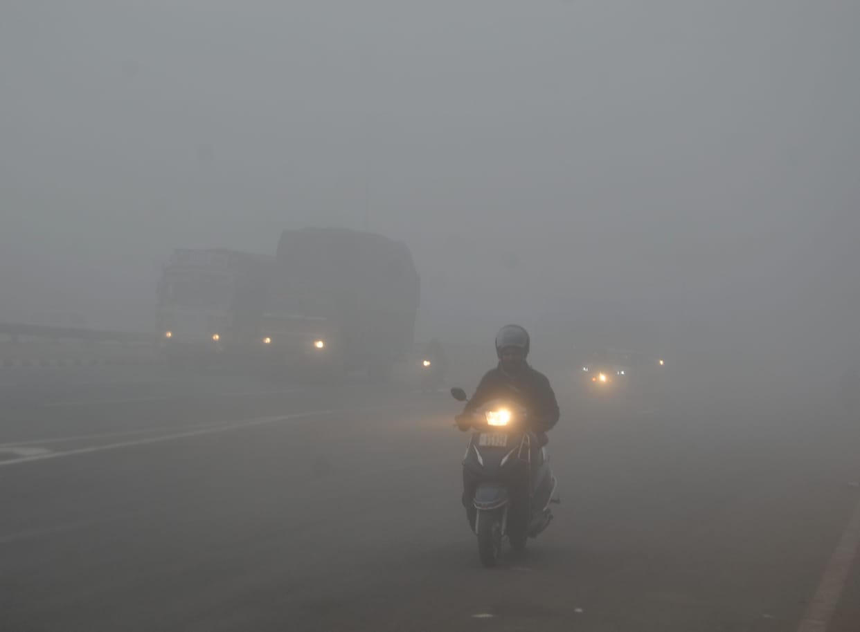 Mathura: Life disrupted due to fog with icy wind