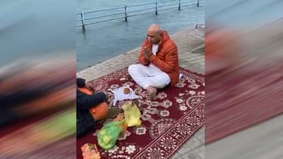 अस्थियां लेकर पहुंचे पीएम के बड़े भाई।