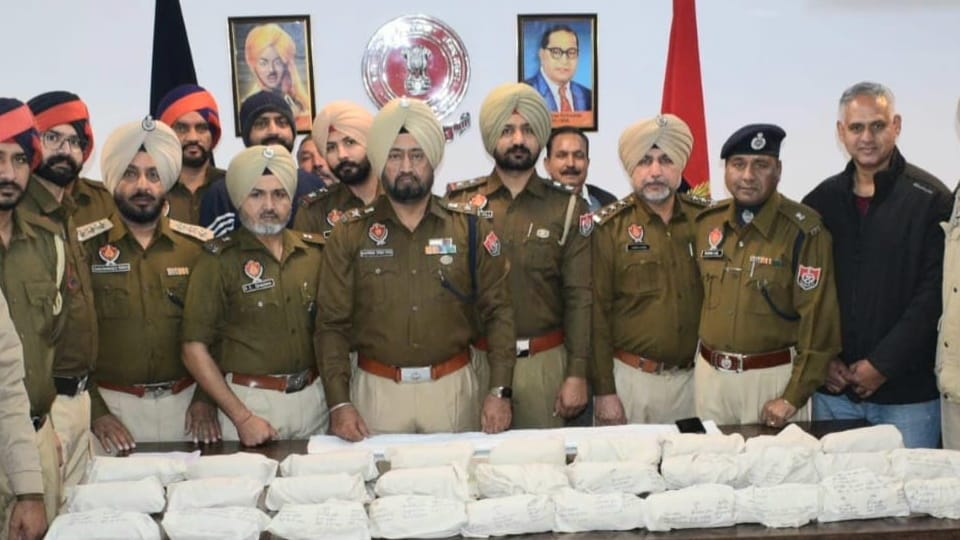 During joint operation of BSF and Punjab Police, 29 packets of heroin recovered from border