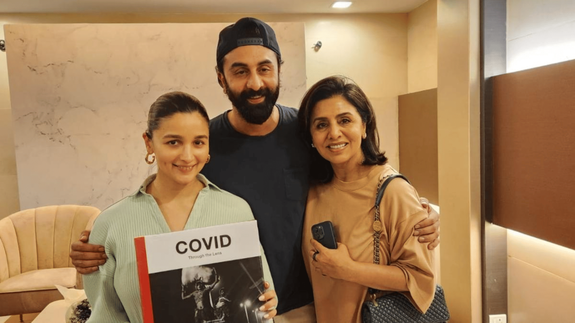 Alia Bhatt and Ranbir Kapoor show their daughter Raha Kapoor photo to media and request not to click her photo