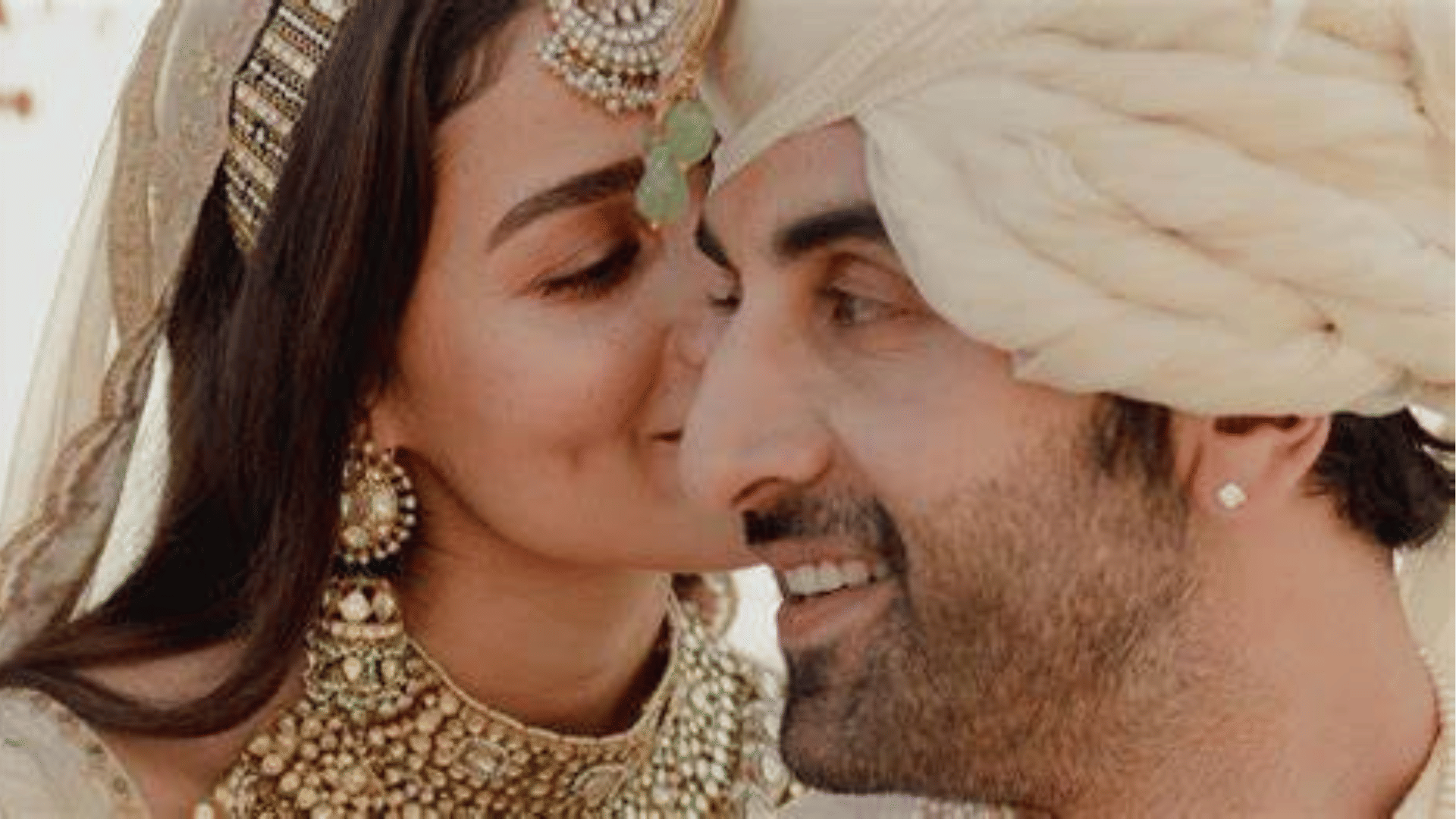 Alia Bhatt and Ranbir Kapoor show their daughter Raha Kapoor photo to media and request not to click her photo