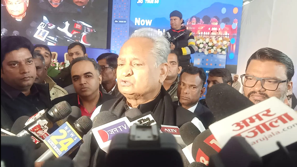 Politics: Rajasthan Cm Ashok Gehlot said- Government Employees will do corruption withcout OPS pension