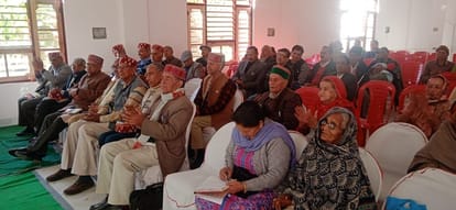 सरकाघाट में आयोजित ज्येष्ठ एवं वरिष्ठ नागरिक परिषद के वार्षिक उत्सव में मौजूद बुजुर्ग व अन्य