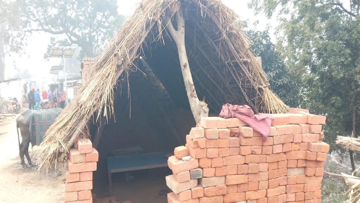 couple committed suicide by hanging in a hut In Shahjahanpur
