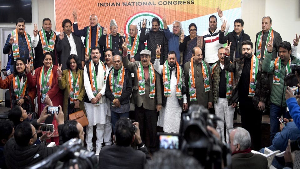 Jammu Kashmir: 17 including former deputy CM Tara Chand again joined Congress, left Azad party