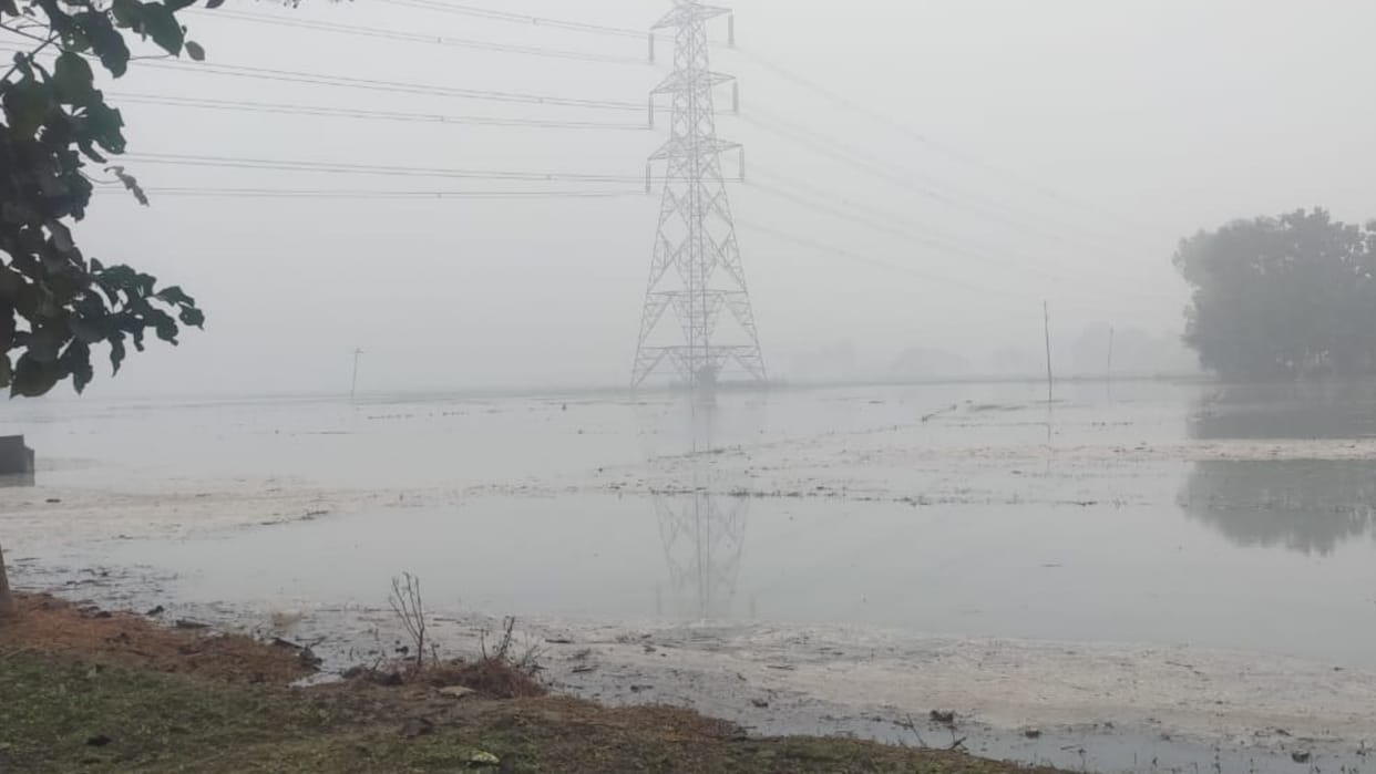 Main canal broke in Mundera chand crops of three villages drowned
