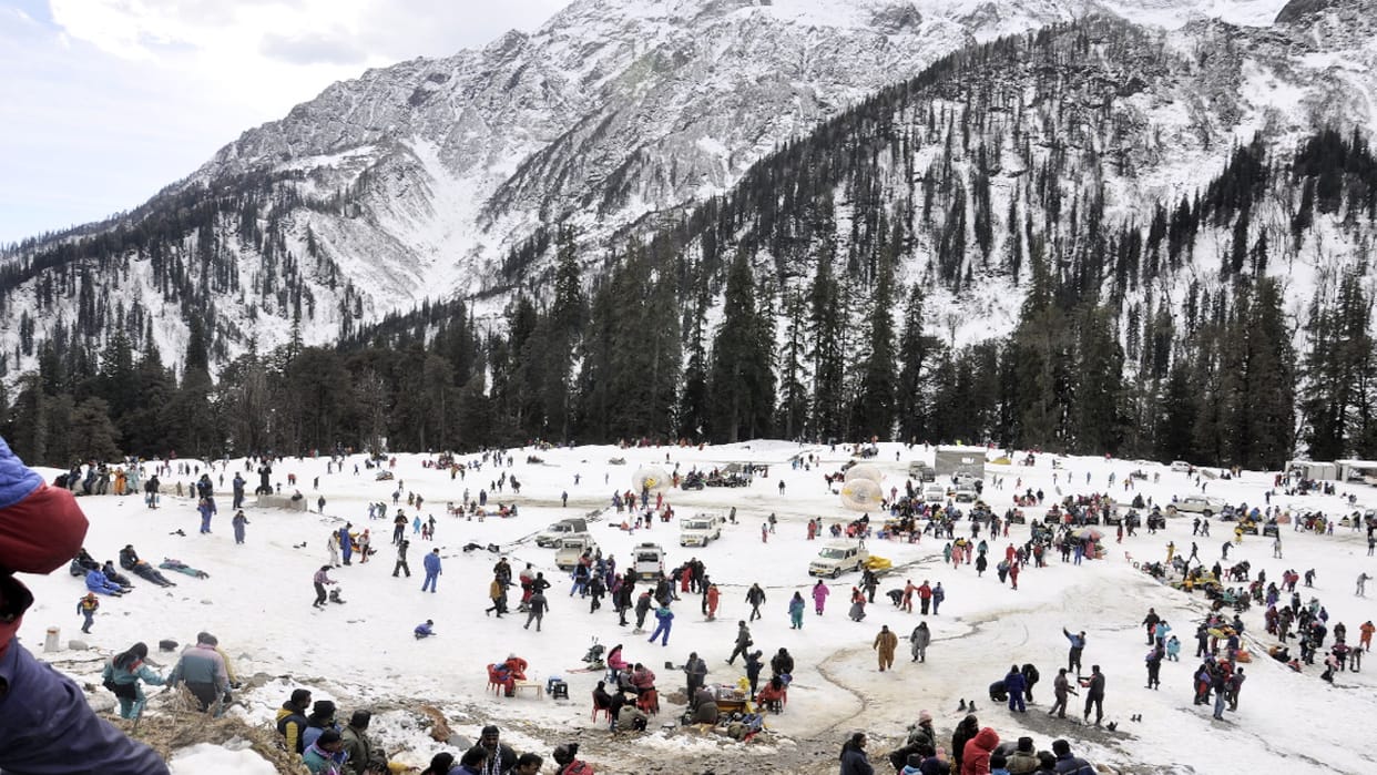Tourists rush in Manali and Atal Tunnel on the weekend, played in the snow, enjoyed adventure activities, see
