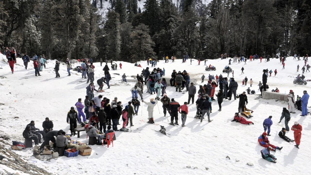 Tourists rush in Manali and Atal Tunnel on the weekend, played in the snow, enjoyed adventure activities, see