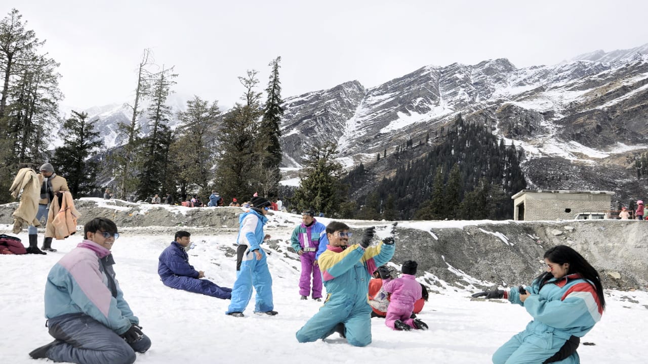 Tourists rush in Manali and Atal Tunnel on the weekend, played in the snow, enjoyed adventure activities, see
