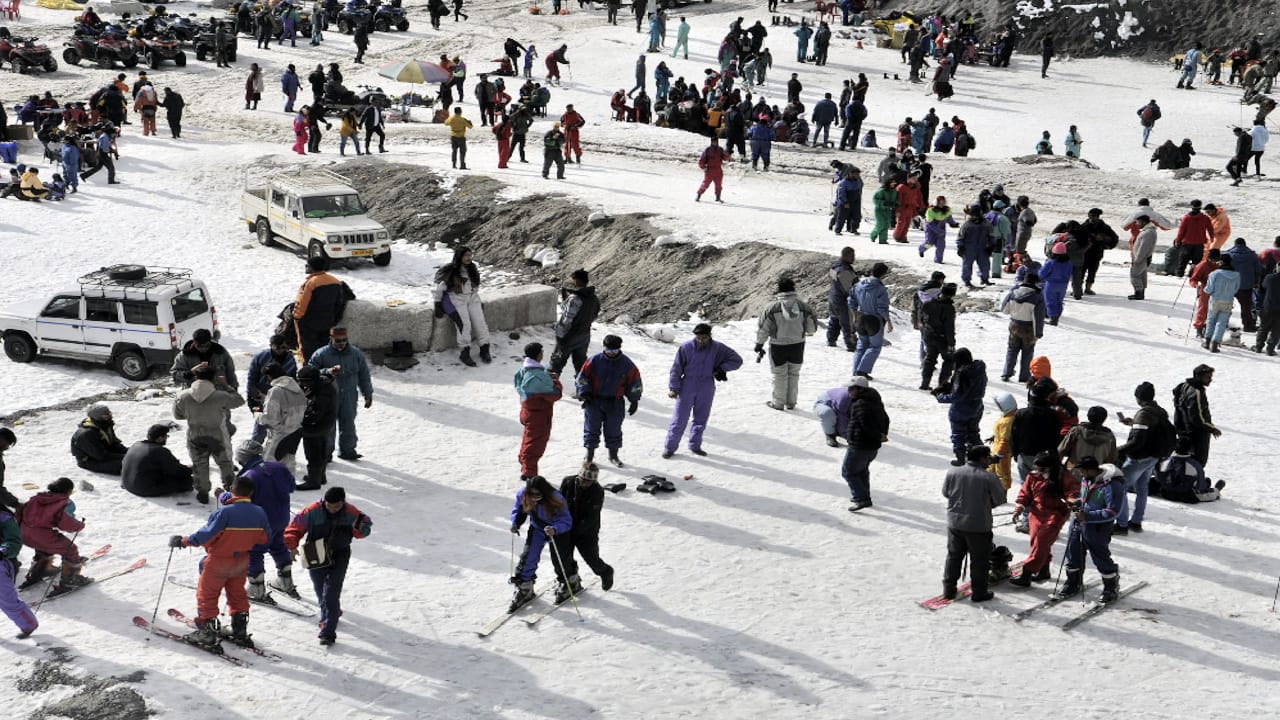 Tourists rush in Manali and Atal Tunnel on the weekend, played in the snow, enjoyed adventure activities, see