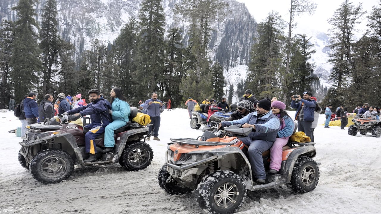 Tourists rush in Manali and Atal Tunnel on the weekend, played in the snow, enjoyed adventure activities, see
