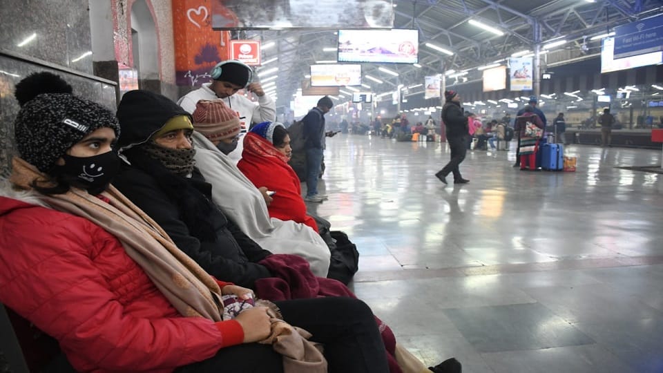 UP Wearther News Outbreak of cold wave and dense fog will continue in different parts of UP on Sunday as well