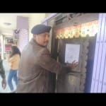 फरार राजद नेता के घर इश्तेहार चिपकाने पहुंची औरंगाबाद पुलिस।