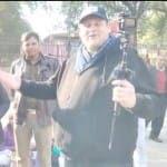 पुलिस टीम के साथ विदेशी ब्लॉगर
