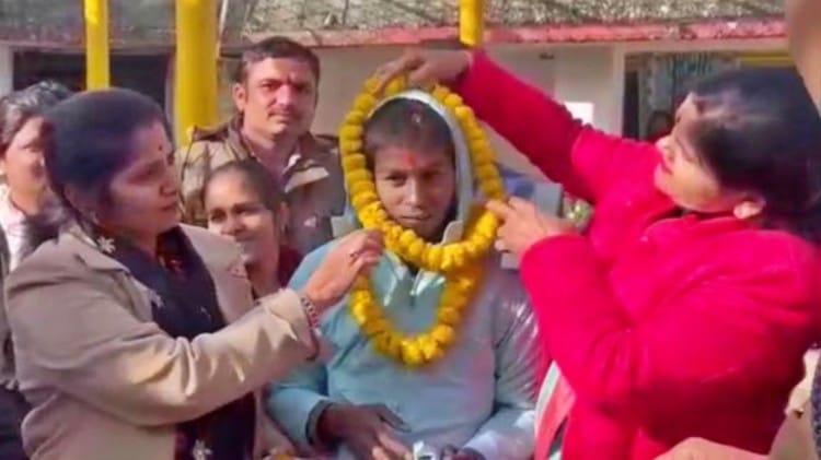 आधार कार्ड के जरिए परिजनों से मिला बच्चा