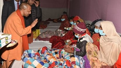 CM Yogi came out to know condition of night shelters in cold night in varanasi