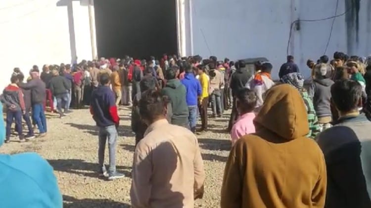 घटनास्थल पर जुटी भारी भीड़