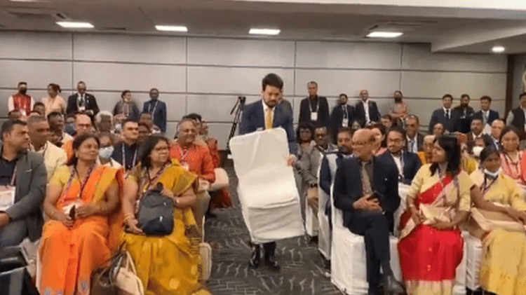 खुद कुर्सी उठाकर एनआरआई के बीच बैठे अनुराग ठाकुर