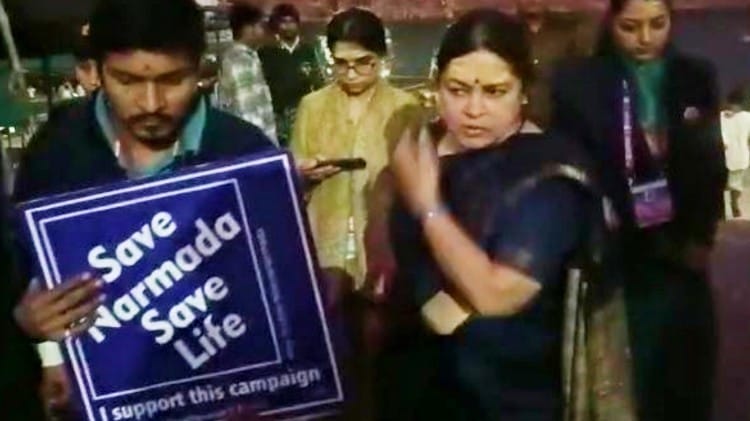 नर्मदा घाट पहुंचीं मंत्री मीनाक्षी लेखी।