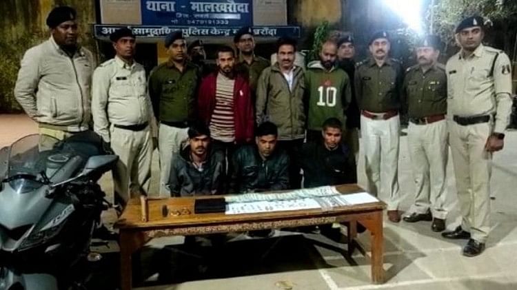 Shakti: मकान का ताला तोड़कर पांच लाख से ज्यादा की नगदी और जेवरात पार, चार आरोपी गिरफ्तार Shakti: मकान का ताला तोड़कर पांच लाख से ज्यादा की नगदी और जेवरात पार, चार आरोपी गिरफ्तार