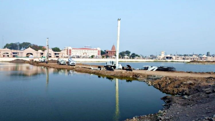 पैदल पुल निर्माण के लिए डाली गई मिट्टी।