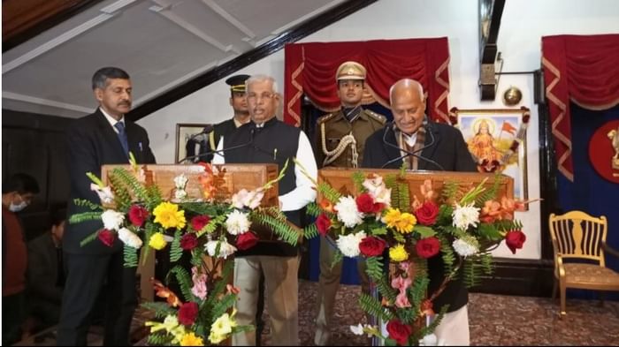 शपथ लेते चौधरी चंद्र कुमार।
