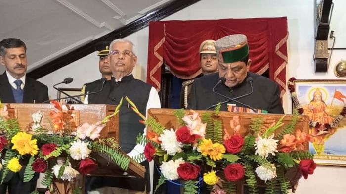 शपथ लेते कर्नल डॉ. धनीराम शांडिल।