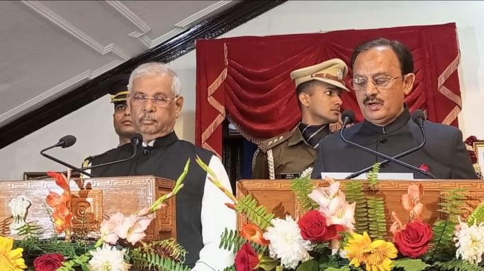शपथ लेते हर्षवर्धन चौहान।
