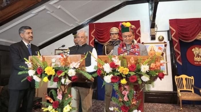 शपथ लेते जगत सिंह नेगी।