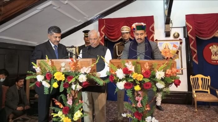 शपथ लेते विक्रमादित्य सिंह।