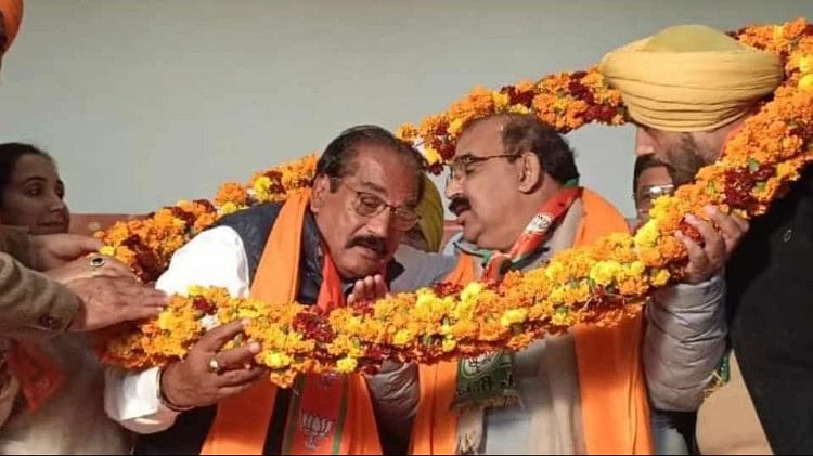 Newly appointed District President Satish Asija welcoming State President Ashwani Sharma wearing a necklace.