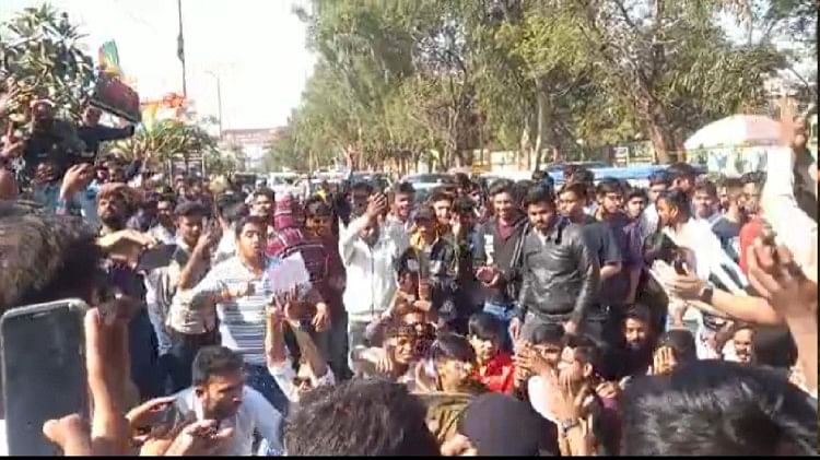 रायपुर में चौपाटी पर रार: आमने-सामने बीजेपी और कांग्रेस, एनएसयूआई ने रैली निकालकर काटा बवाल रायपुर में चौपाटी पर रार: आमने-सामने बीजेपी और कांग्रेस, एनएसयूआई ने रैली निकालकर काटा बवाल