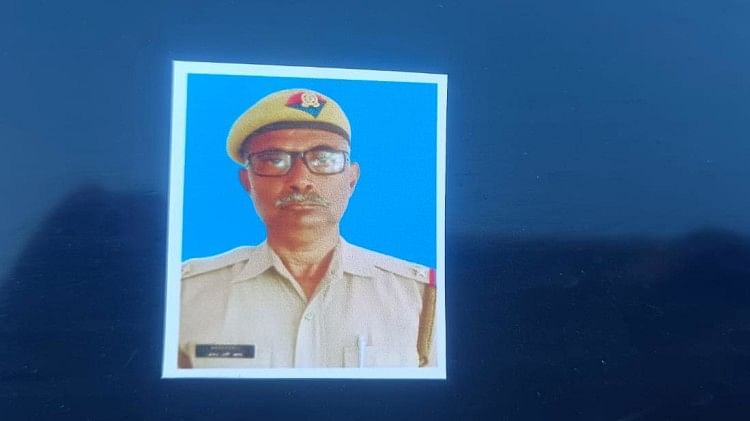 Sonebhadra: सोनभद्र पुलिस लाइन में तैनात एक और हेड कांस्टेबल की मौत, कुछ दिन पहले भी हुई थी ऐसी घटना सोनभद्र पुलिस लाइन में तैनात एक और हेड कांस्टेबल की मौत