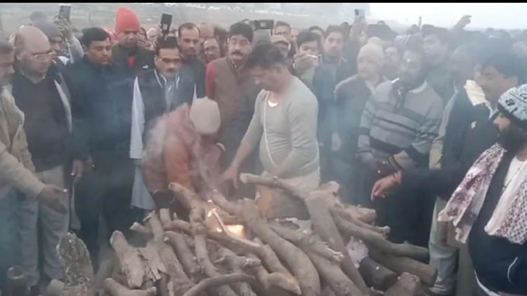 दारागंज घाट पर पूर्व राज्यपाल केसरीनाथ त्रिपाठी को मुखाग्नि देते पुत्र नीरज त्रिपाठी।