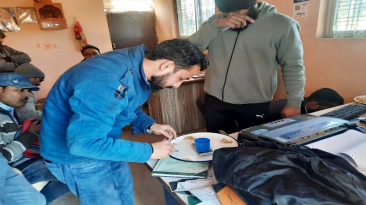 धान की जांच करते टीम के सदस्य।