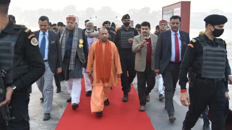 वाराणसी में गंगा पार टेंट सिटी का सीएम योगी ने किया निरीक्षण