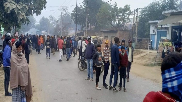 बच्छाव बाजार में ग्रामीणों की भीड़